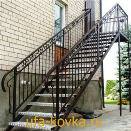 Фотографии металлических лестниц. Входная уличная лестница