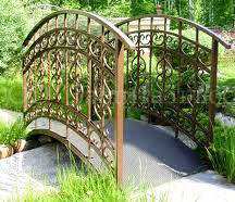 Декоративные кованые мостики для дачи и сада